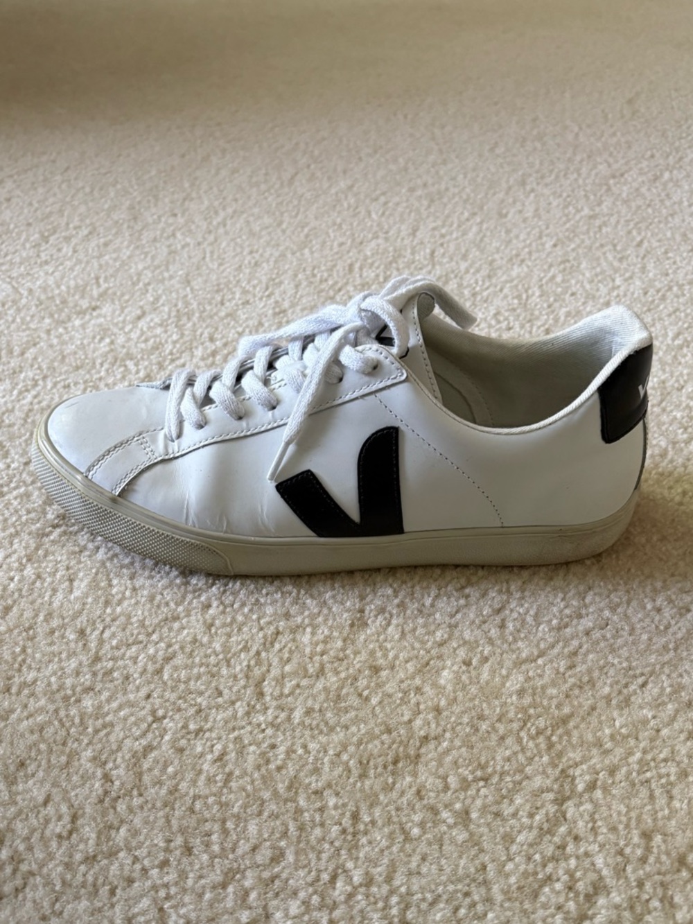Veja Women’s Esplar Rubber-Trimmed Leather Sneakers. Size 9. - Picture 9 of 11